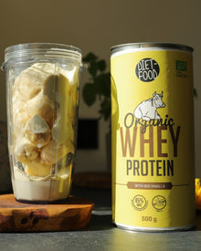 Био суроватъчен протеин концентрат с ванилия и еритритол 500г - DIET FOOD микс с банани в блендер, протеиново смути