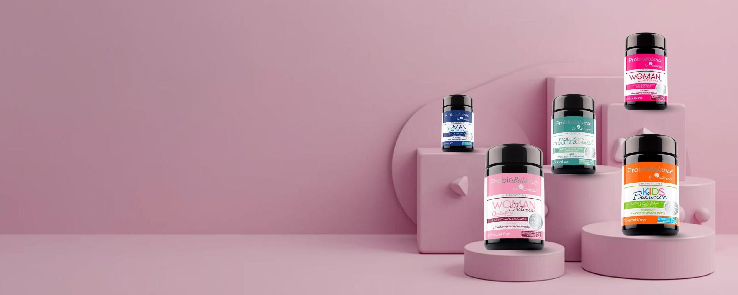 Серия от хранителни добавки в различни цветове на розов фон с розови и сини опаковки.