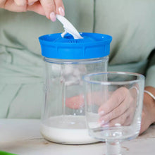 Био кефирени дехидратирани зърна 1 г - Kefirko в процес на активиране в стъклен буркан с капачка, жива пробиотична култура за млечен кефир